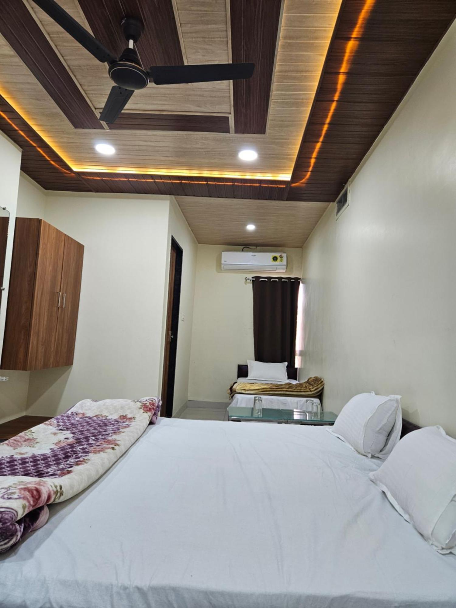 Shri Shiv Ganga Bhakt Niwas Ujaim Exterior foto