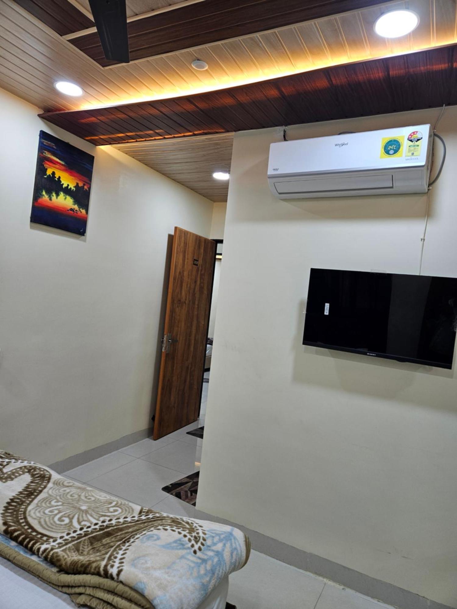Shri Shiv Ganga Bhakt Niwas Ujaim Exterior foto