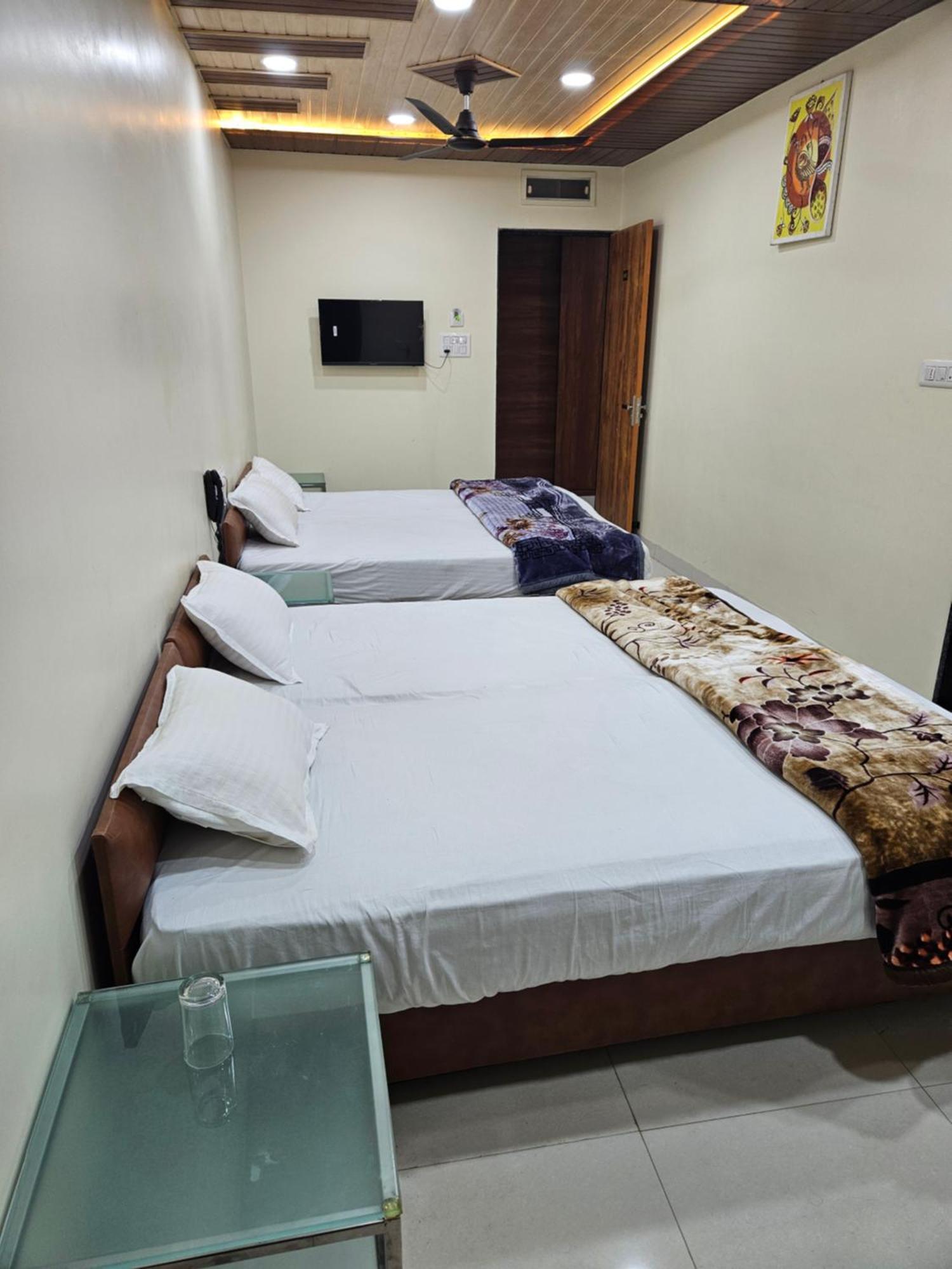 Shri Shiv Ganga Bhakt Niwas Ujaim Exterior foto