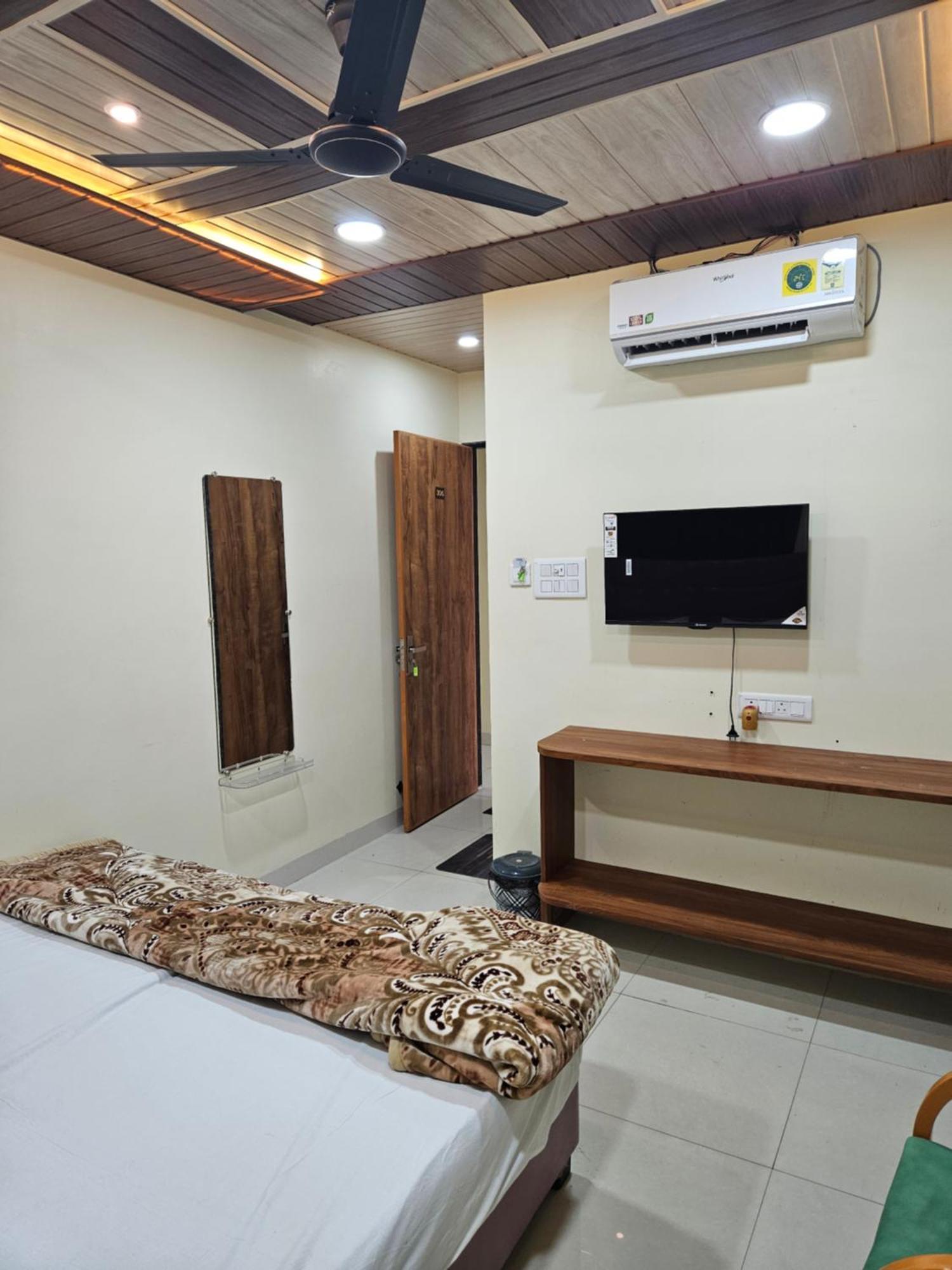 Shri Shiv Ganga Bhakt Niwas Ujaim Exterior foto