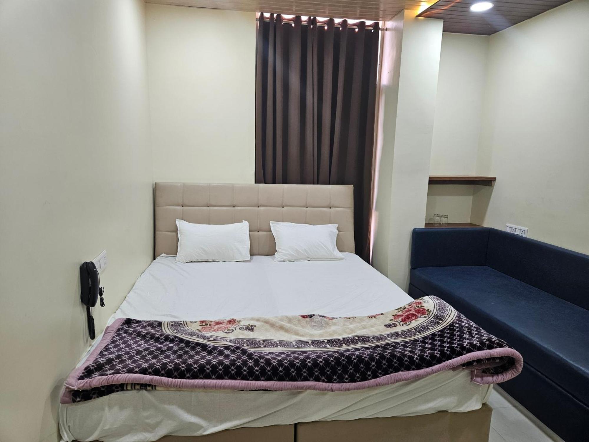 Shri Shiv Ganga Bhakt Niwas Ujaim Exterior foto