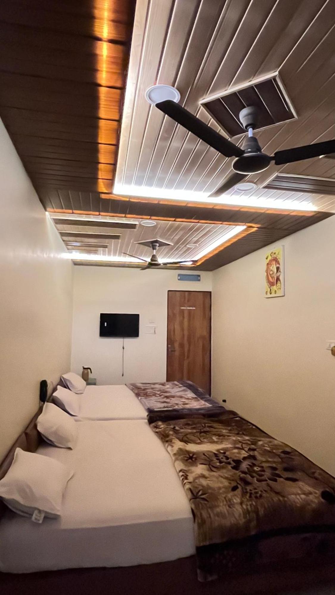 Shri Shiv Ganga Bhakt Niwas Ujaim Exterior foto